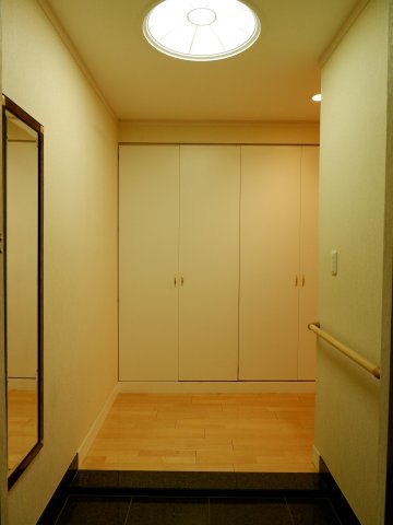 玄関　シューズクローゼットと大きな物入があります