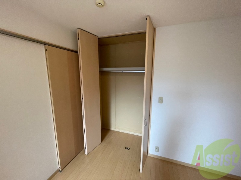 収納　こちらの収納にはハンガーをかけて服もしまえますね。