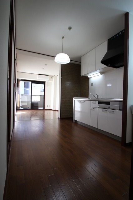 居室・リビング　同物件、別号室のものです。