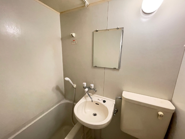 洗面設備　別部屋の為参考写真となります