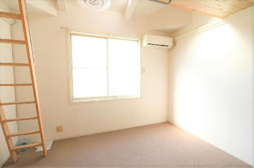 居室・リビング　（※一部の号室で家具家電なし）１Ｆフローリング仕様・２Ｆ絨毯