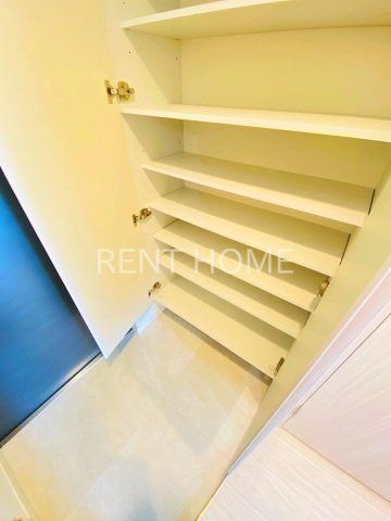 玄関　玄関にシューズボックスがあります。