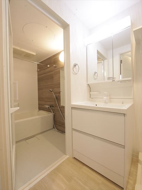 洗面設備　脱衣所　独立洗面台（シャンプードレッサー付）