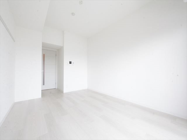 居室・リビング　洋室8.4帖　エアコン付　南向きバルコニー