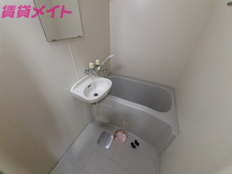 バス・シャワールーム　同物件別部屋写真