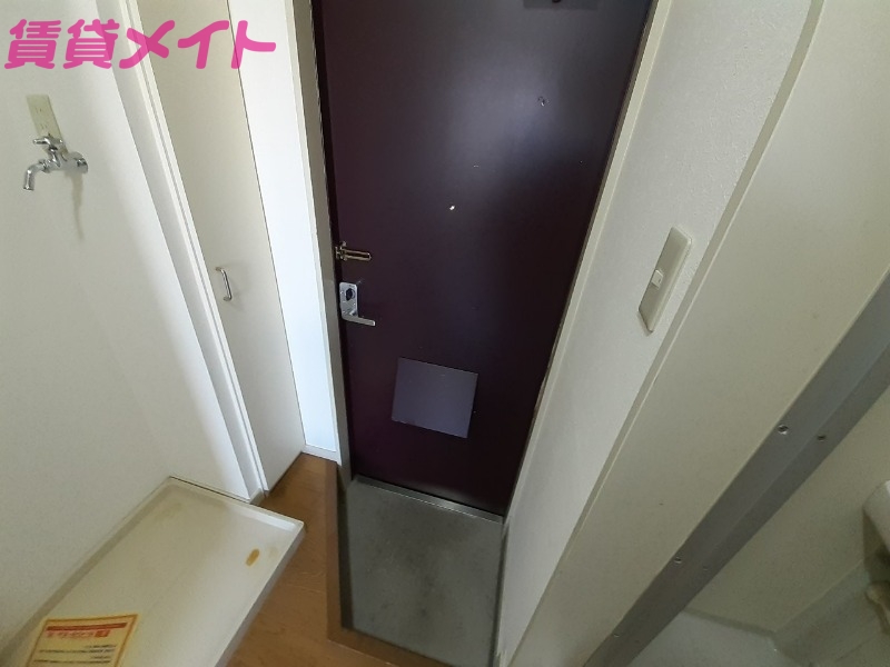玄関　同物件別部屋写真