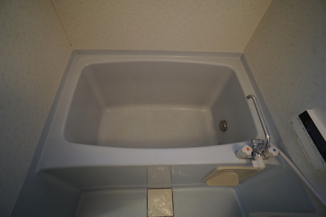 バス・シャワールーム　清潔感のある浴室で、１日の疲れを癒しリラックスできます。