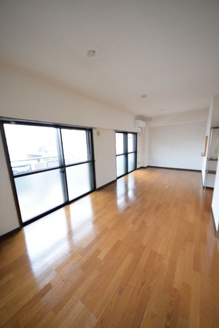 居室・リビング　☆大きな窓二つでとっても明るい☆