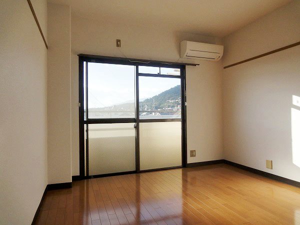 居室・リビング　（同マンション別部屋）