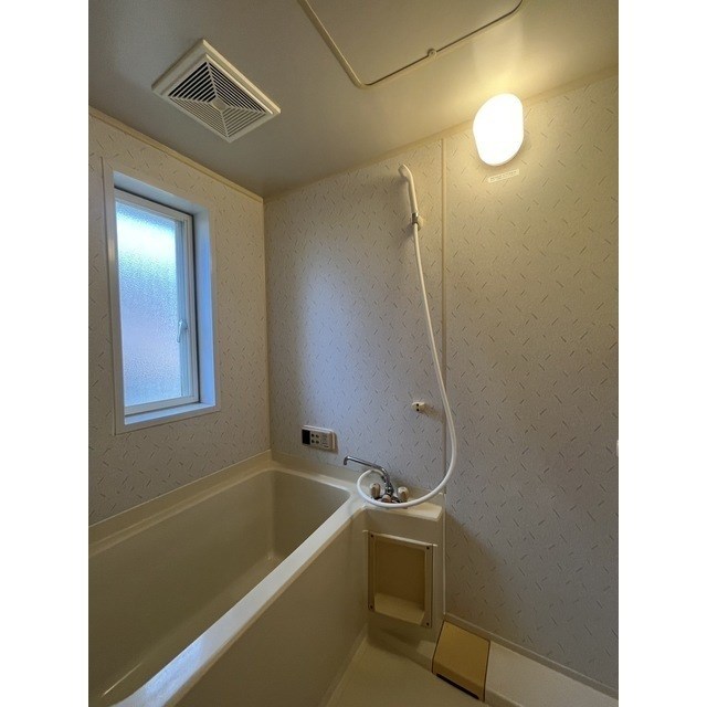 バス・シャワールーム　浴室にも窓があるので換気できます