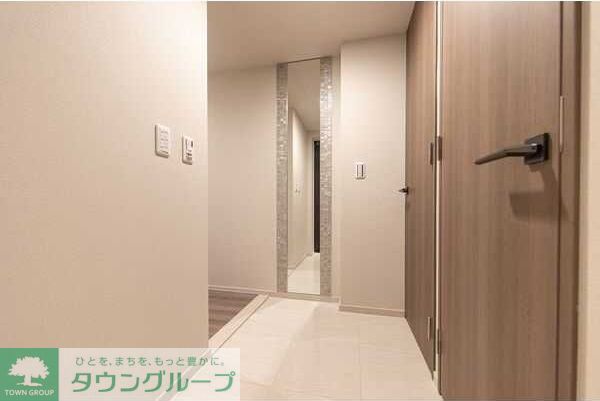 玄関　全身鏡あり
