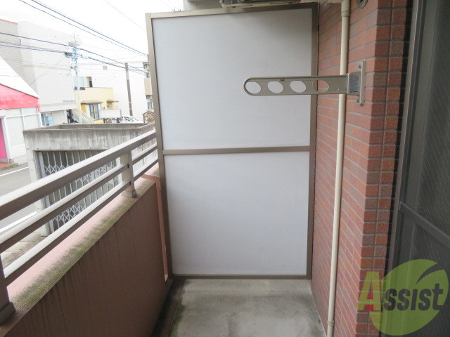 バルコニー　バルコニーは幅があり、広い印象を受けました。