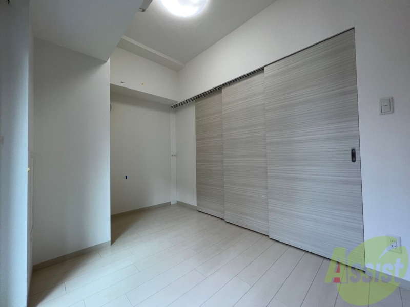 その他部屋・スペース　戸を閉めるとリビングと区切られた寝室にすることができますよ。