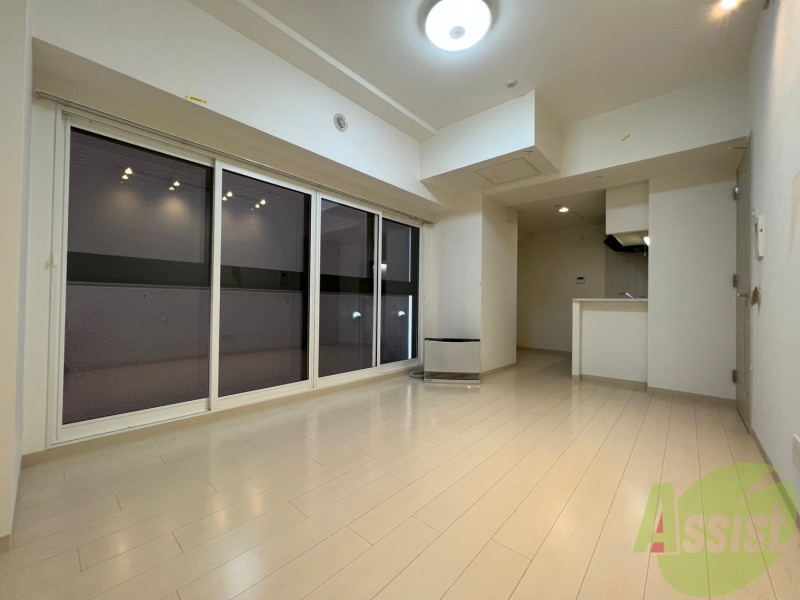 居室・リビング　リビングです。白を基調としていてお部屋全体が明るいですね！