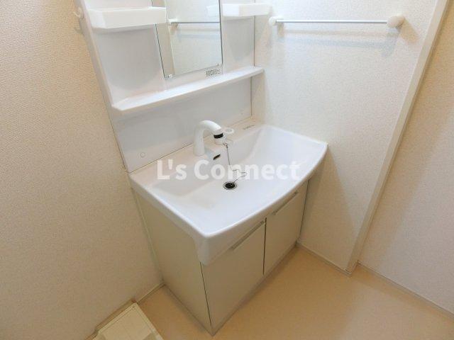 洗面設備　朝の支度もスムーズな独立洗面台。