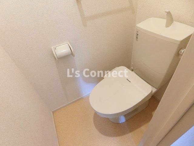 トイレ　温水洗浄便座付きのトイレ。