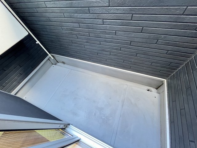 バルコニー　暖かな日差しのふりそそぐバルコニー