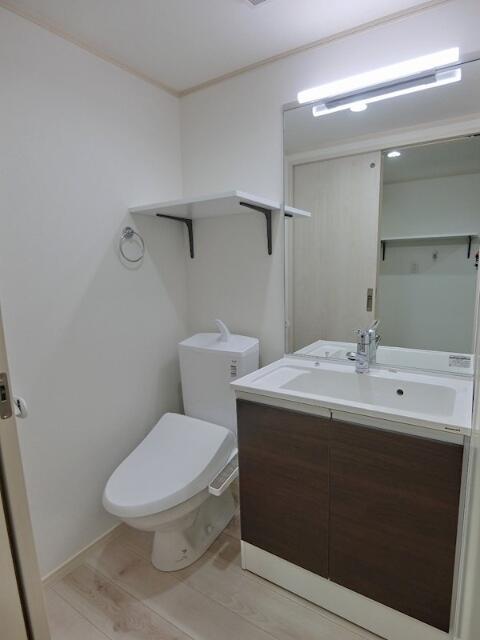 洗面設備　洗面台はシャワーノズルが伸縮…?