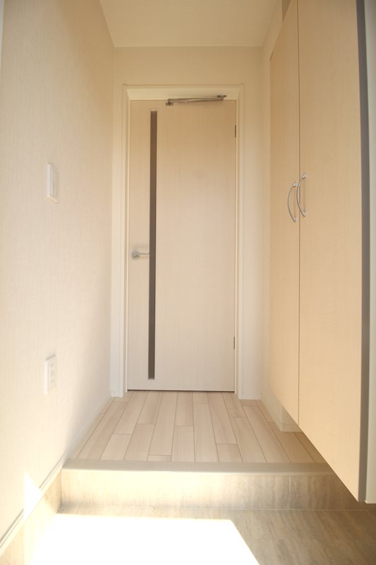 玄関　写真は同施工会社の類似物件のものです。