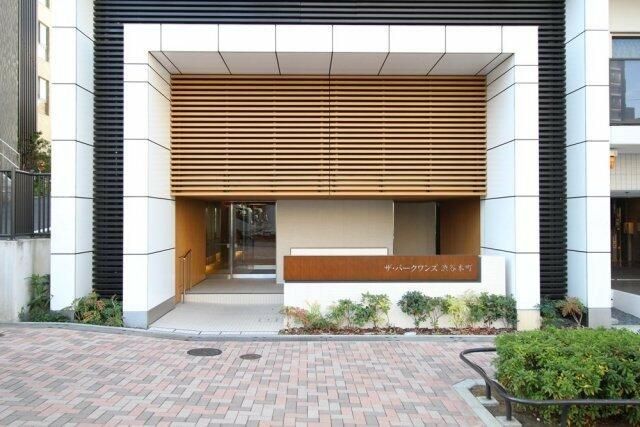 エントランス　落ち着いたエントランスです