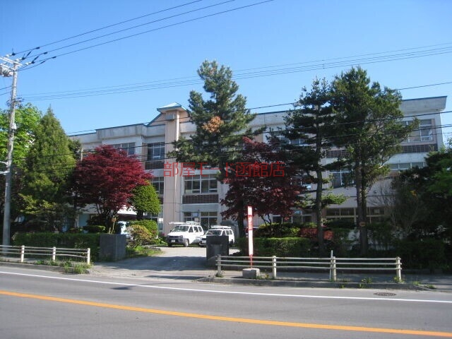 小学校　函館市立湯川小学校（小学校）まで931m
