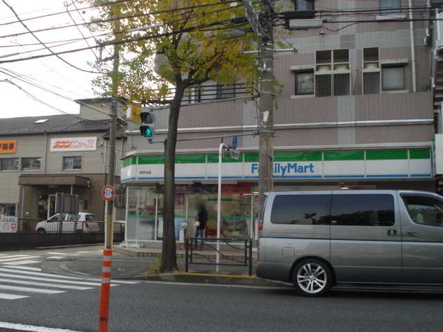 コンビニ　ファミリーマート（コンビニ）まで520m