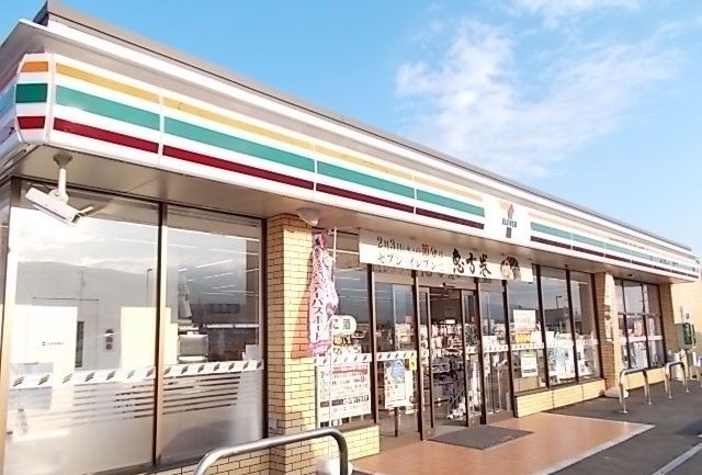 コンビニ　セブンイレブン牛島店（コンビニ）まで800m
