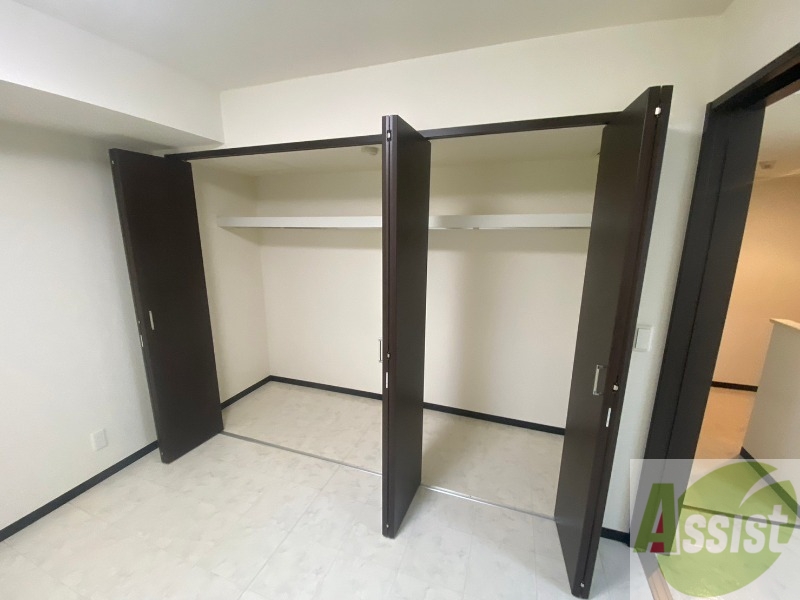 収納　クローゼットを開けてみました。奥行きがありますね。