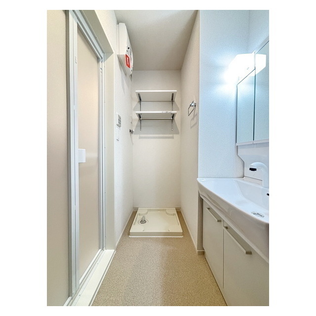 洗面設備　洗濯機置き場上部には便利な棚付き☆