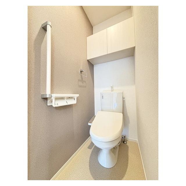 トイレ　タオルホルダーや上部収納付き☆