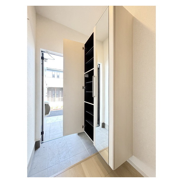 玄関　姿見付きの大きなシューズボックス付き☆