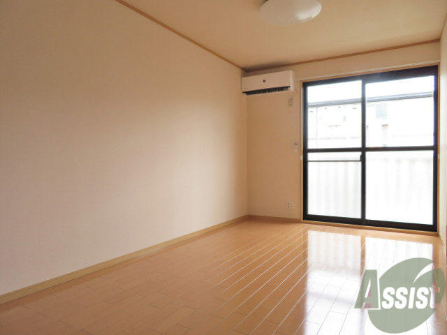 居室・リビング　明るいリビングです。フローリングでお掃除もしやすいですね