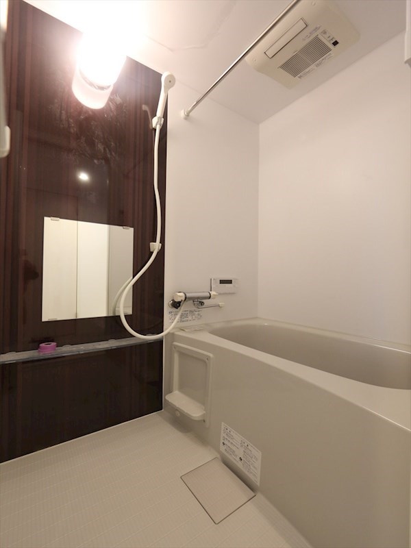 バス・シャワールーム　浴室暖房乾燥機付　追い焚き・オートバス機能付お風呂