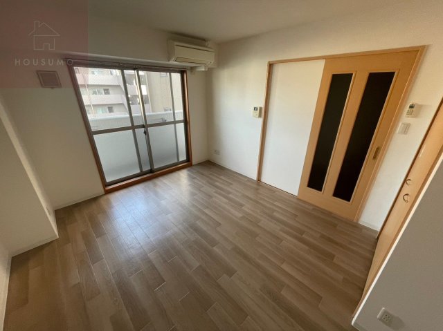 その他部屋・スペース　落ち着いた色調の寝室です