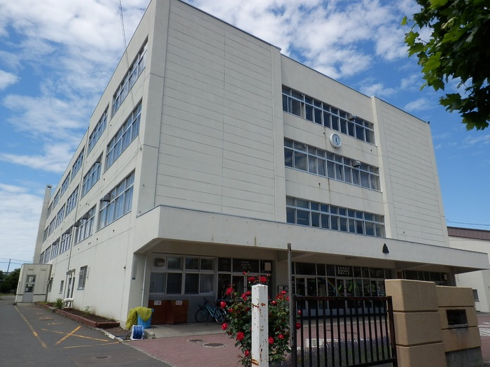 中学校　日章中学校（中学校）まで458m