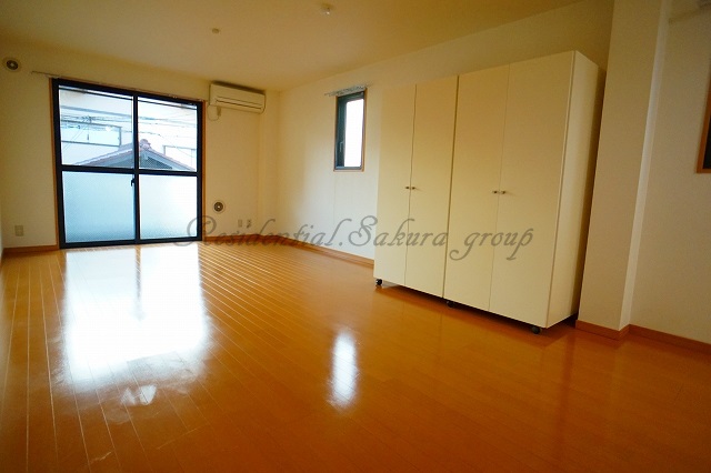 居室・リビング　こちらのリビングで趣味の時間をお楽しみください♪