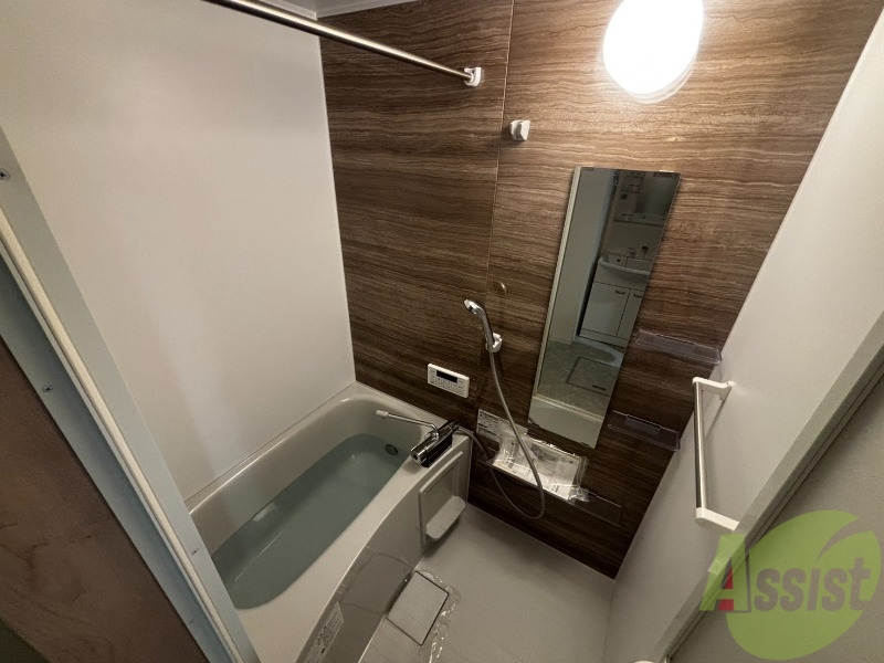 バス・シャワールーム　落ち着いたデザインの浴室。ゆったりできそうです。