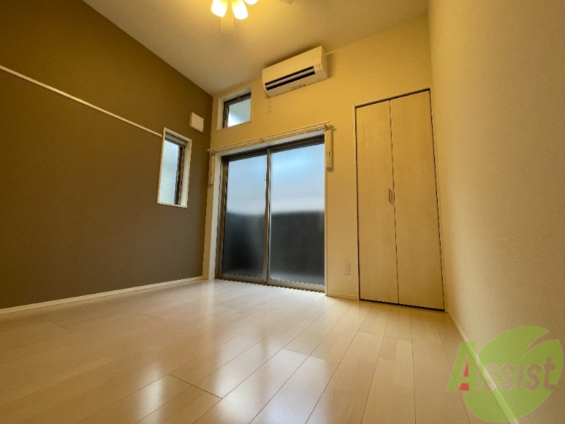 居室・リビング　広々として、家具関係も問題なく置けそうですね。