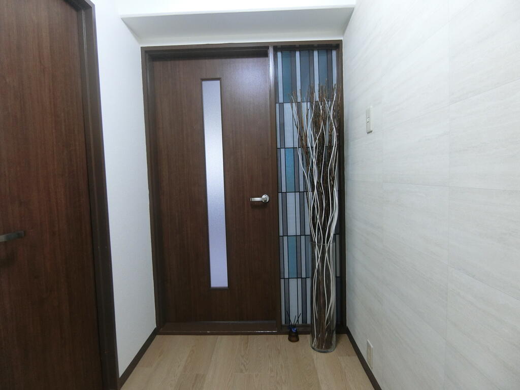 玄関　ステンドグラスがおしゃれな玄関です