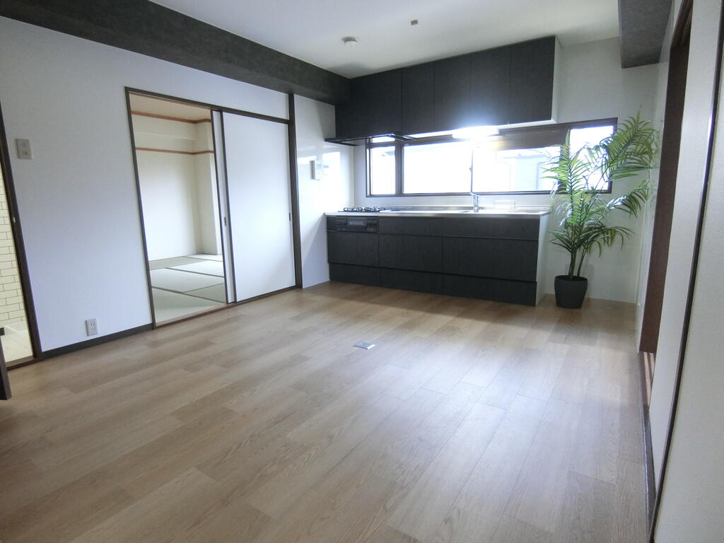 居室・リビング　キッチンから日差しが降り注ぎ、明るいLDKです。