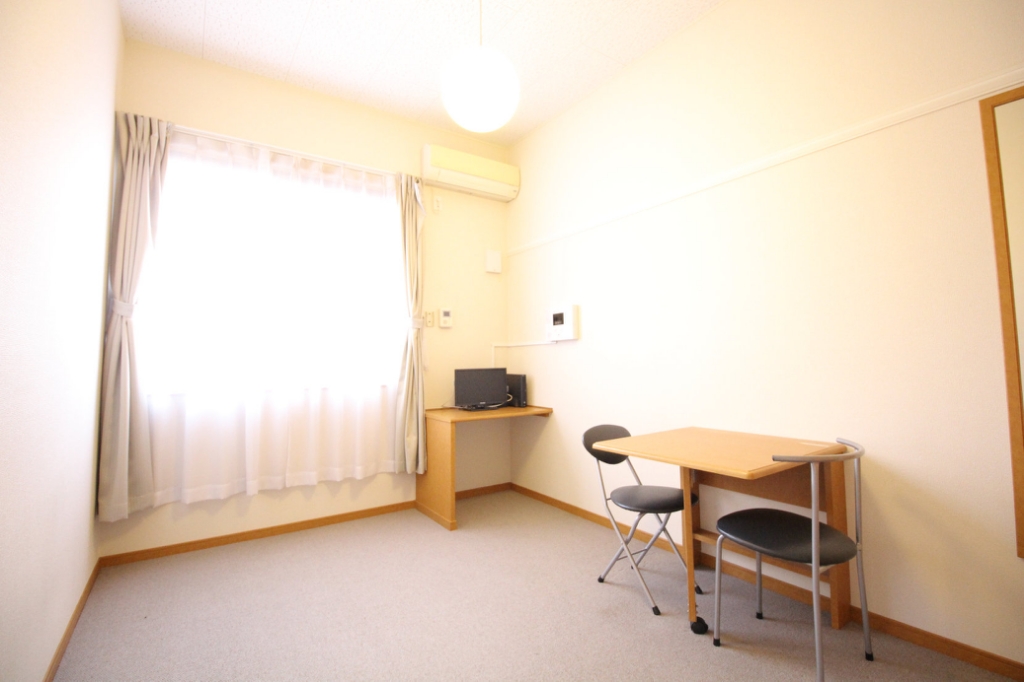 居室・リビング　ロフト付きなので、天井高く開放感のあるお部屋です。