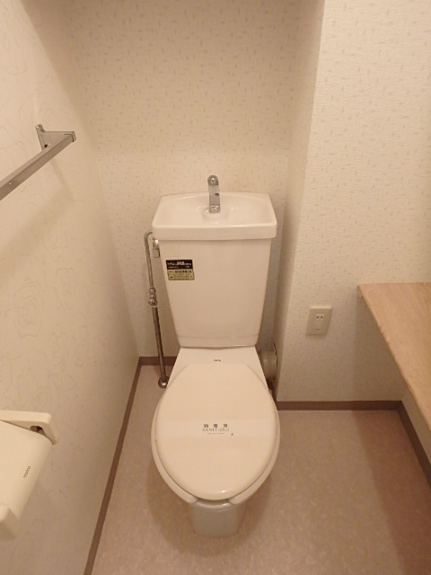 トイレ　上部にも収納があります。