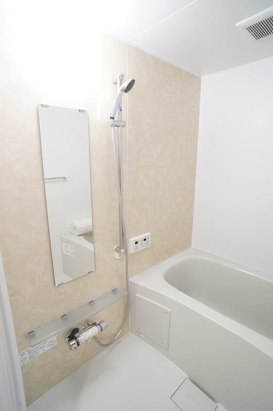 バス・シャワールーム　化粧パネルで雰囲気の良い浴室♪