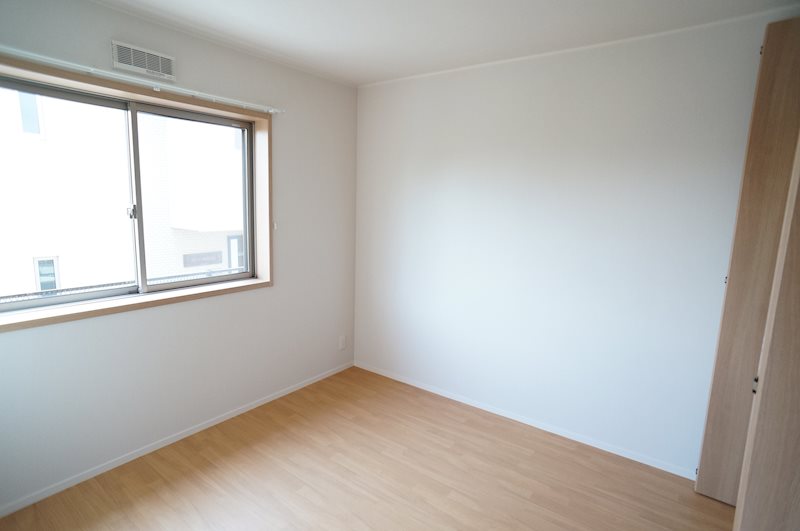 その他部屋・スペース　寝室も南東側に面しており、明るい室内☆