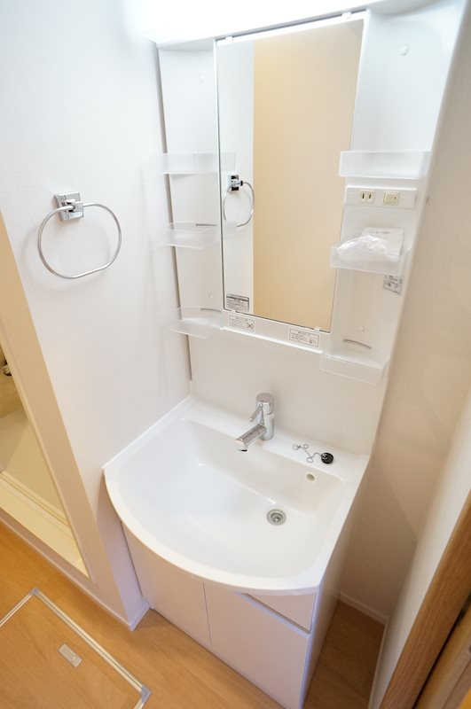 洗面設備　身だしなみを整えるに便利なシャワー付洗面台♪