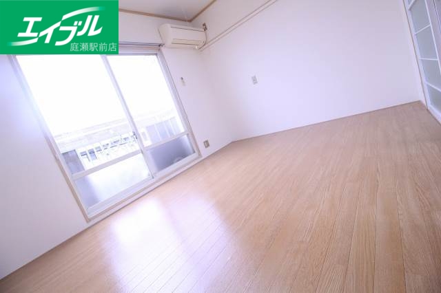 居室・リビング　明るいリビング