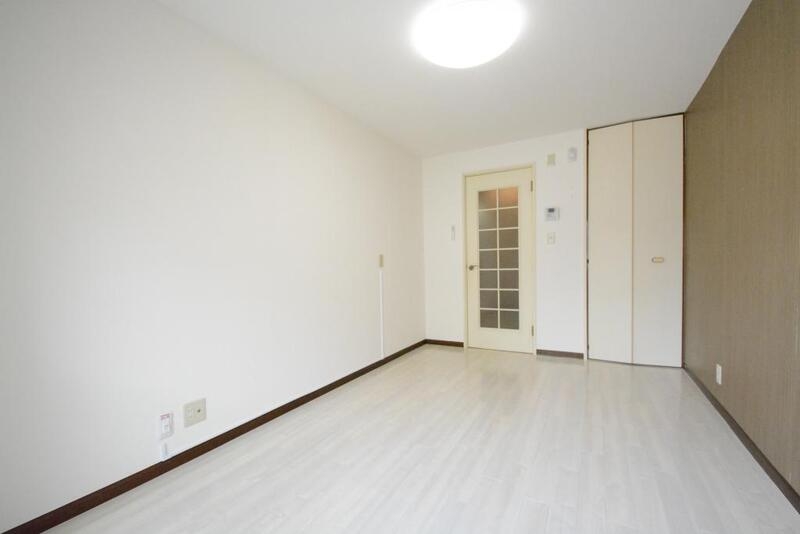 居室・リビング　フローリング貼りの室内です