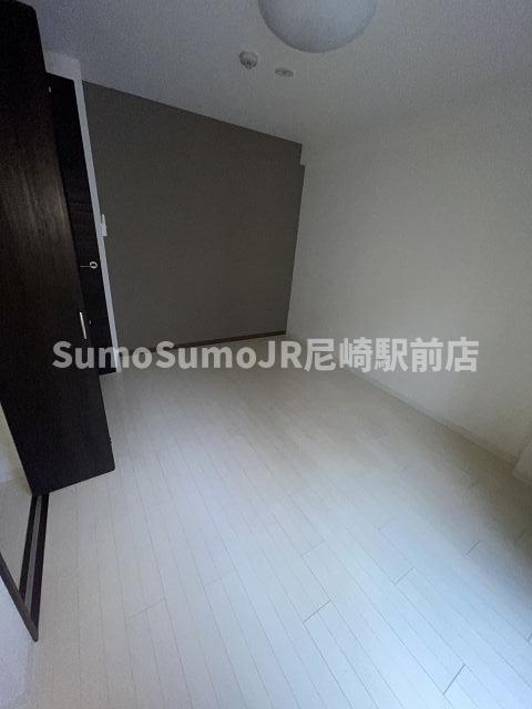 その他部屋・スペース　落ち着いた色調の寝室です