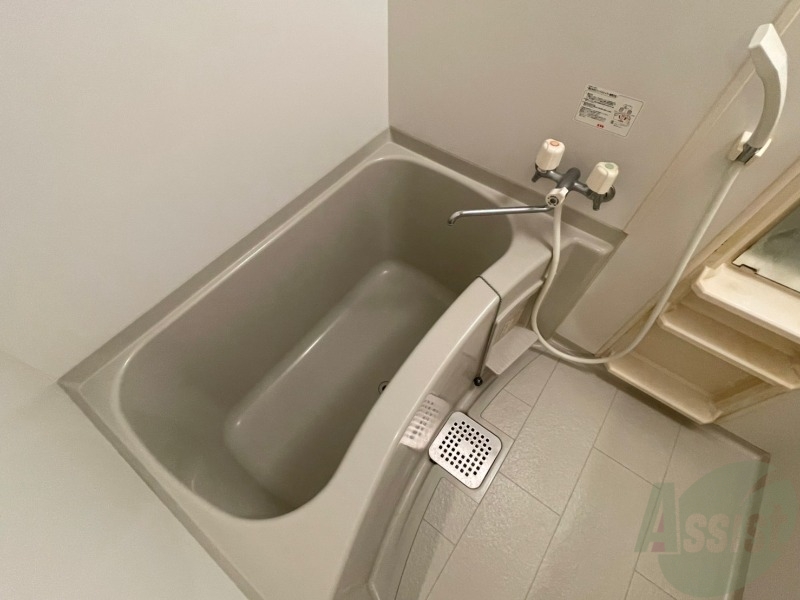 バス・シャワールーム　お風呂になります。一日の疲れを癒してくださいね。