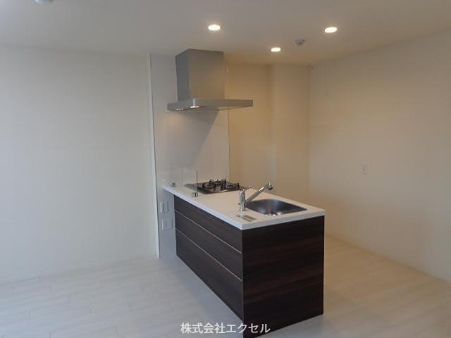 キッチン　3口ガスコンロ付きのキッチンです。